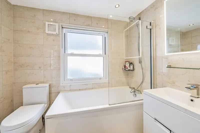 Two Double Bedroom Period Conversion Flat Near Clapham North