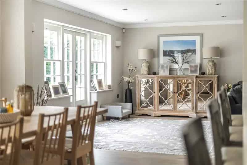 4 Bedroom House in Farnham Near Train Station and School
