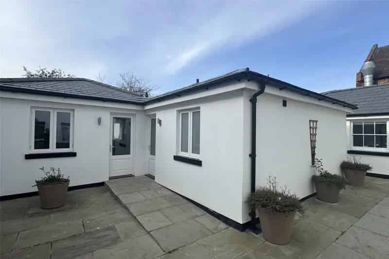 1 Bedroom Bungalow for Sale - Leasehold with Share of Freehold