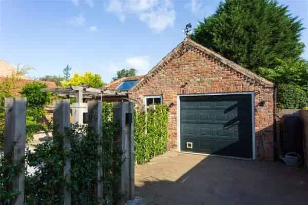 Charming 4-Bedroom Detached House in Church Fenton