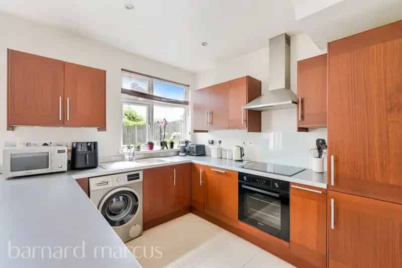 4 Bedroom Semi-Detached House Near Worcester Park Station