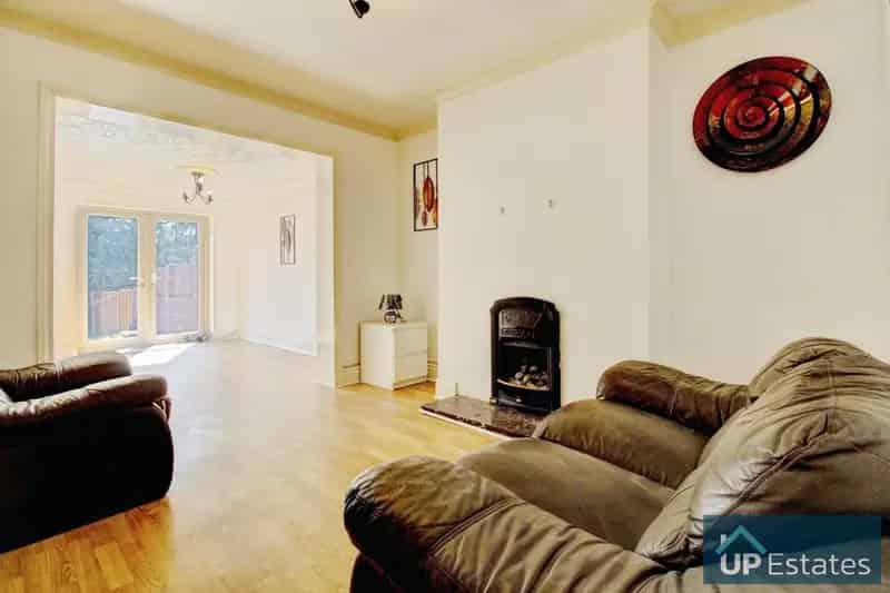 3 Bedroom Semi Detached House to Rent No Chain