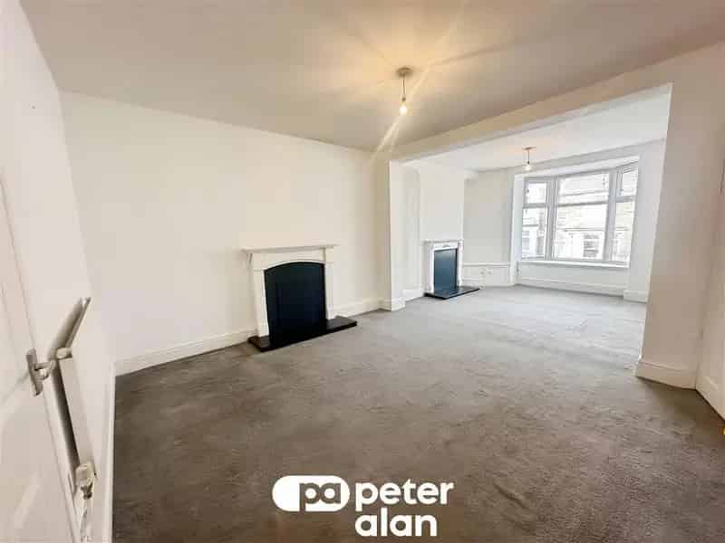 3 Bed Mid Terrace House To Let August