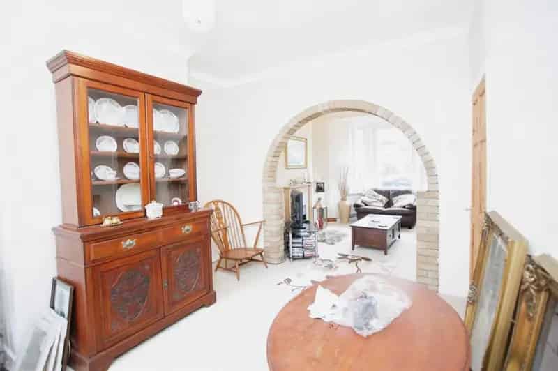 3 Bedroom Mid Terrace House Caerphilly