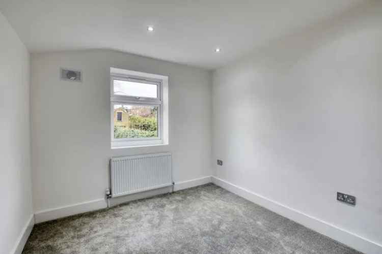 2 Bedroom Duplex Apartment near Brentwood Station