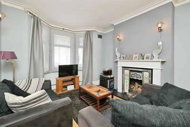 5 Bedroom Bay Fronted Period Property For Sale