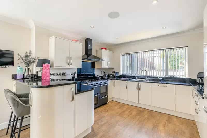 6 Bedroom Detached House with Indoor Pool and Annexe