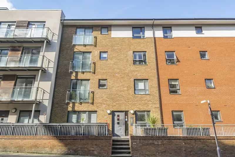 Spacious One Bedroom Apartment in Meridian Development