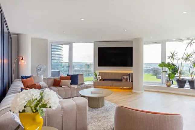 Flat for sale in Millharbour, London E14