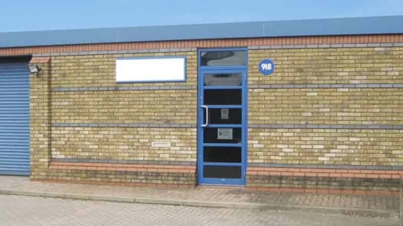 Modern Unit with 4 Car Parking Spaces Near M4 J6 & J7
