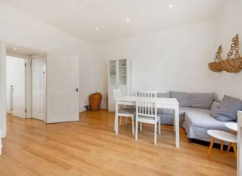 Spacious 1-Bedroom Flat High Ceilings Chain Free