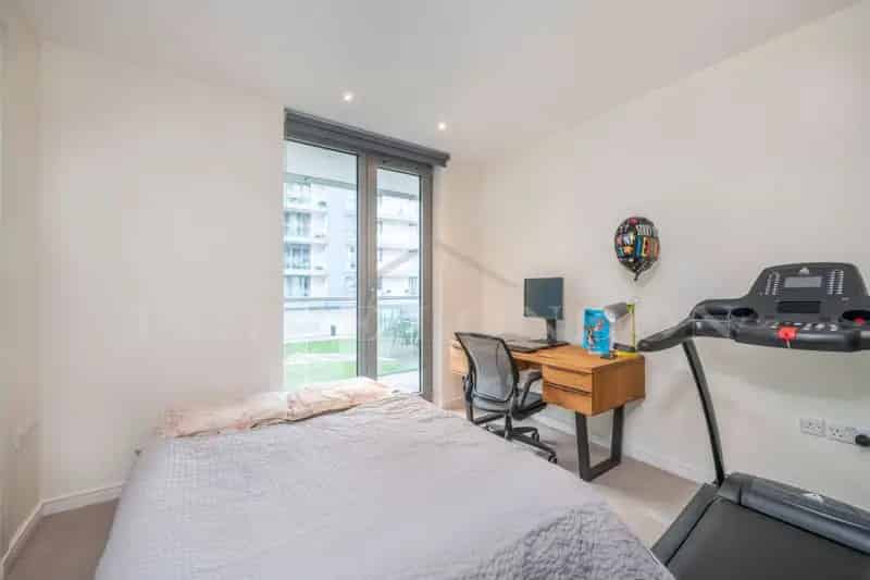 2 Bedroom River Thames Apartment with Gym and Pool
