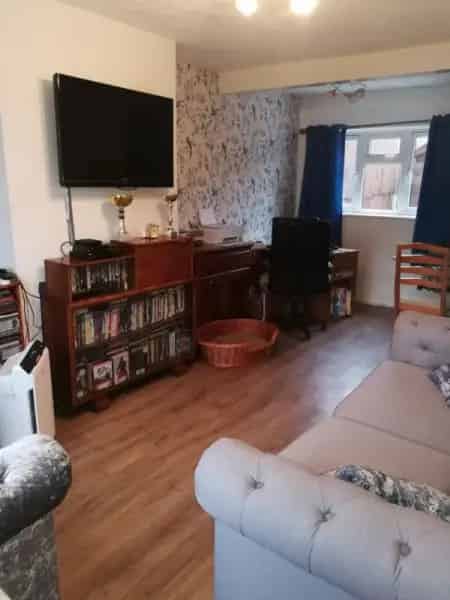 Three Bedroom Mid Terrace House Near Amenities and Nature Reserve