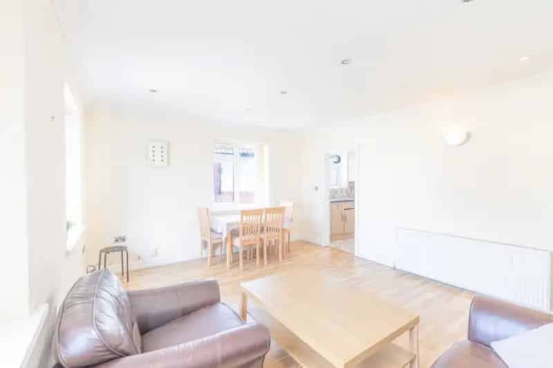 Spacious 2-Double Bedroom Apartment in LS17 Near Amenities