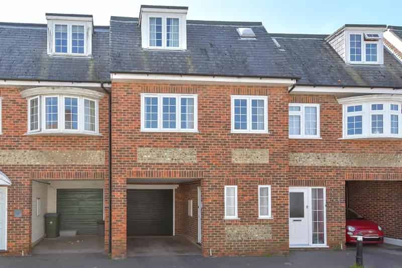 2 Bedroom Townhouse for Sale Near Littlehampton Seafront