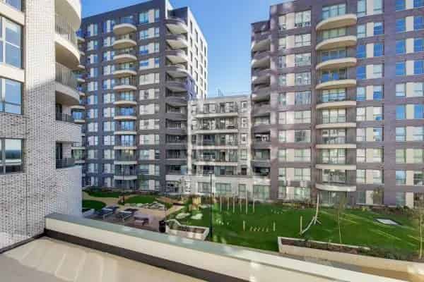Modern 2-Bedroom Flat in Hammersmith with Balcony and Parking