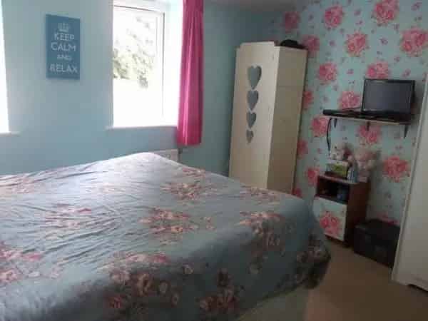 3 Bed House Near Aldi Town Centre Parking Garden