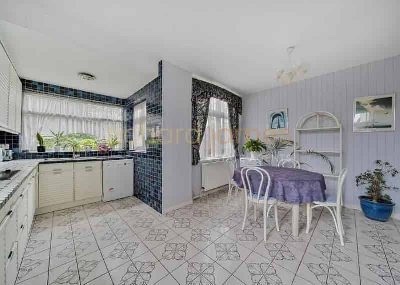 3 Bed Detached House For Sale Edgware