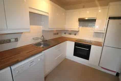 3 Bedroom Apartment in Aberdeen - Modern Kitchen and Landscaped Grounds