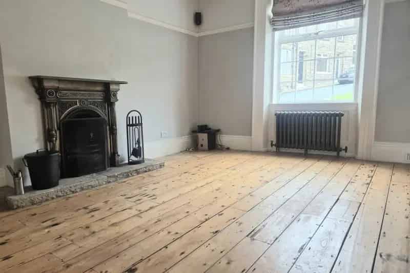 Four Bedroom House in Holywell Green with Garage and Garden