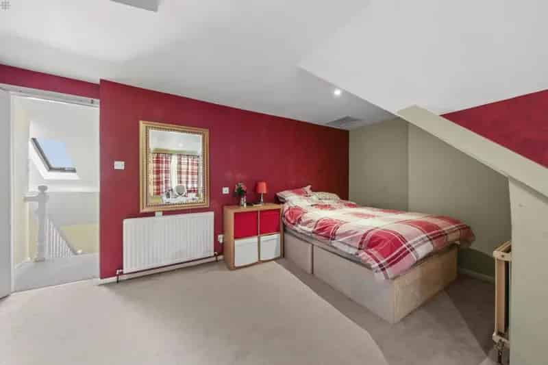 2 Bedroom Flat For Sale Near West Ealing and Ealing Broadway Stations