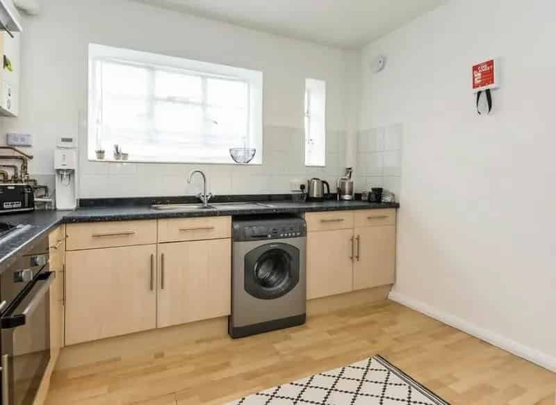 One Bedroom Flat First Floor Spacious Reception Separate Kitchen Wooden Flooring