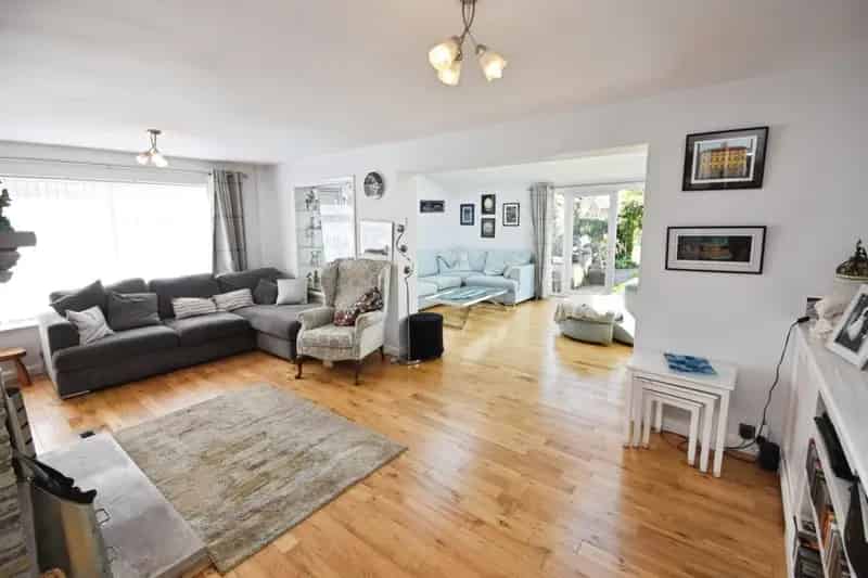 4 Bed 4 Bath Family Home Large Garden Double Garage