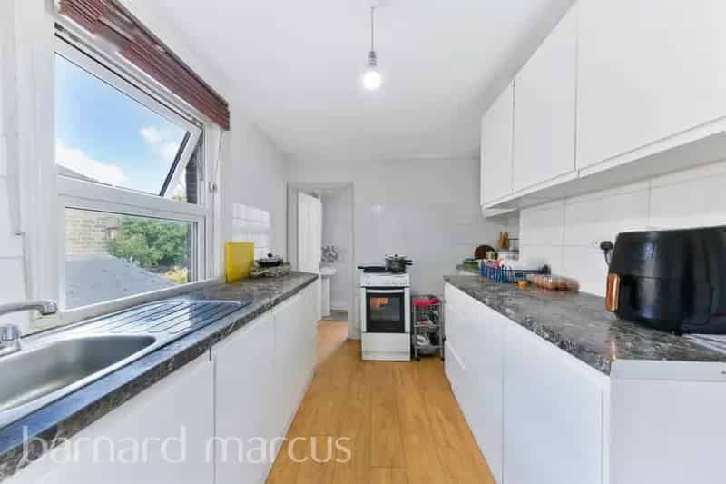 Spacious 3-Bedroom Family Home Near Tooting Broadway