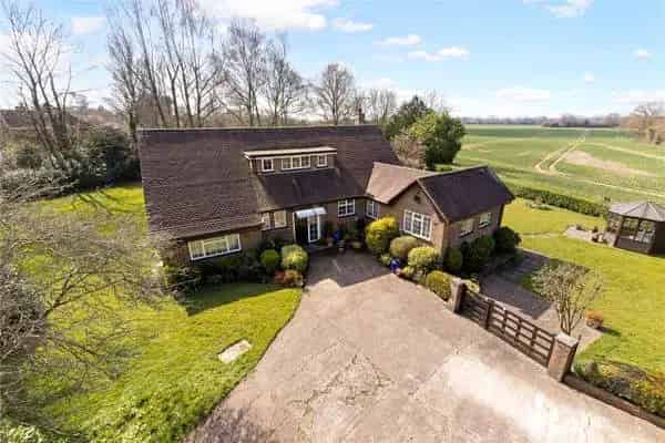 Detached Chalet Bungalow with 1 Acre Plot and Extension Potential