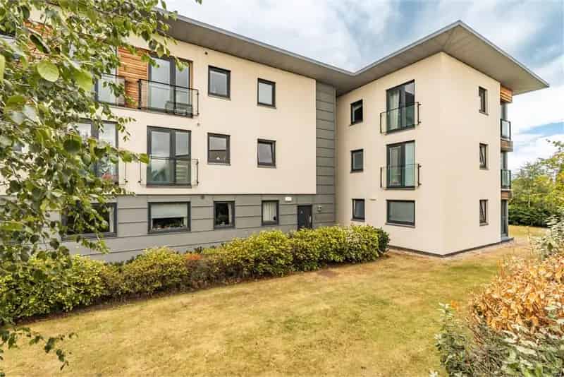 3 Bed Flat - Top Floor with 1 Reception Room