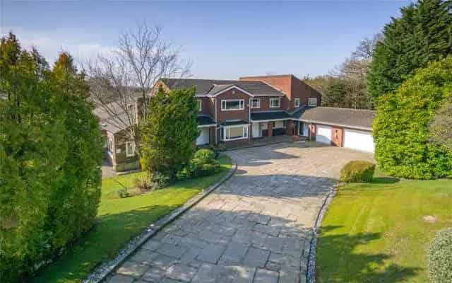 Spacious Detached Family House with Indoor Pool and Country Views