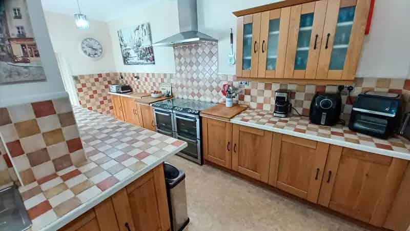 7 bed house for sale