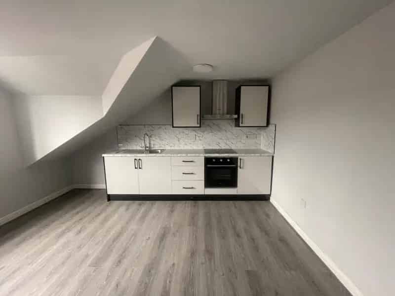 2 Bedroom Flat Bearwood High Street Modern Comfort