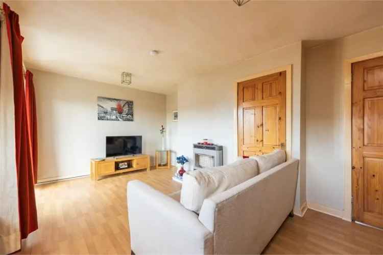 2 Bed Flat - Second Floor with 1 Reception Room