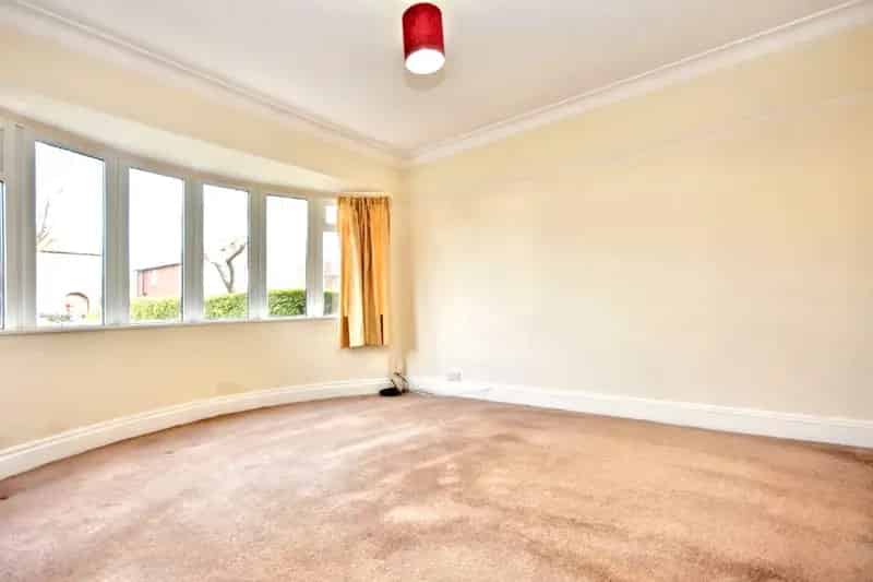 Three Bedroom Semi Detached House WF2 Ample Parking Family Home