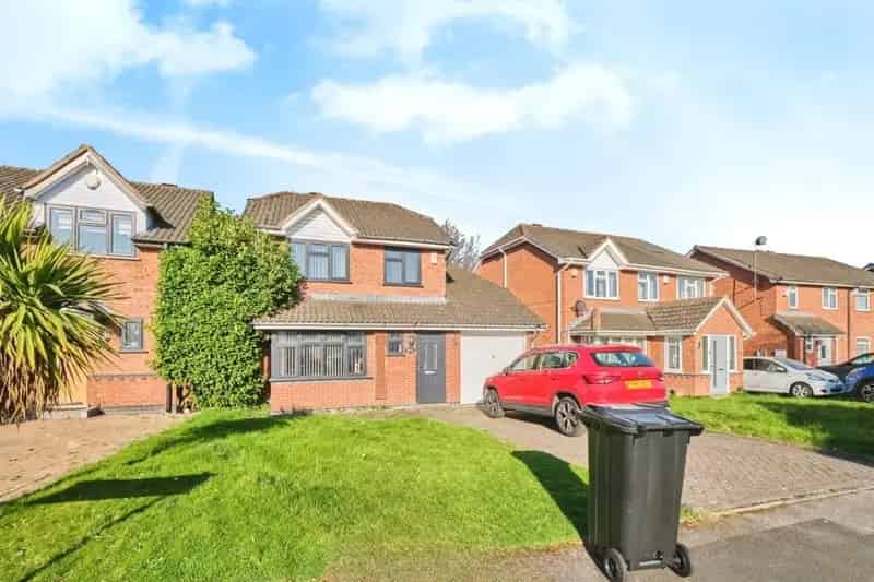 Three Bedroom Detached Family Home with Conservatory and Garden