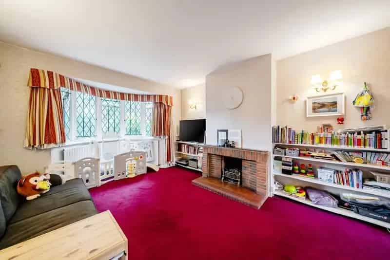 Three Bedroom Semi-Detached House Merton Park Near Good School
