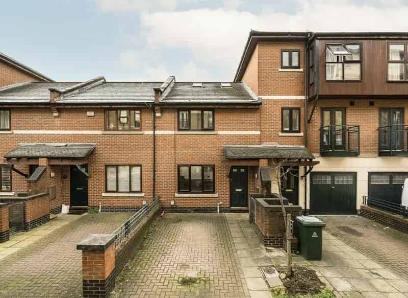 3-Bedroom House near Canary Wharf  - Modern Kitchen and Garden