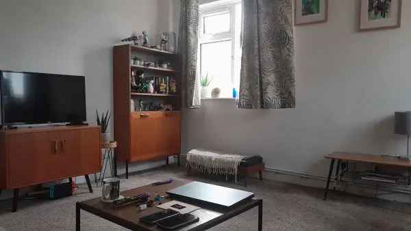 Massive 2 Bed Flat Near Town University and Transport