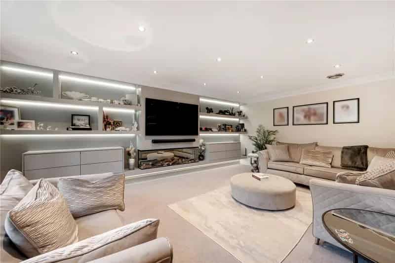 Modern 5-Bed Detached House with Large Garden and Double Garage