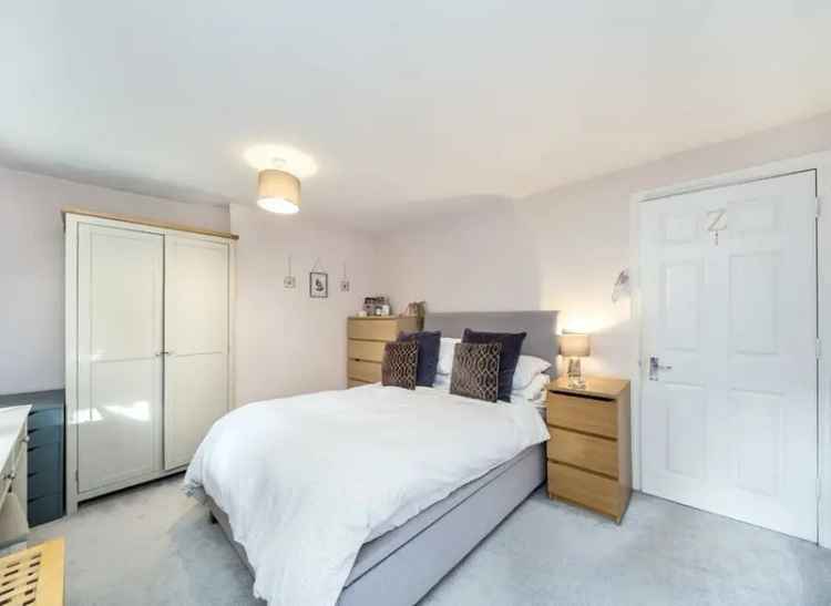 Flat For Sale in Peckham Rye, London, England