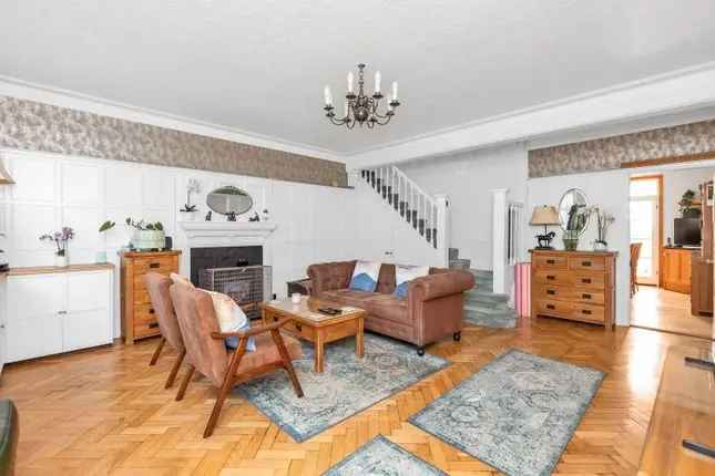 5 Bedroom Semi-Detached House for Sale in Bromley Common