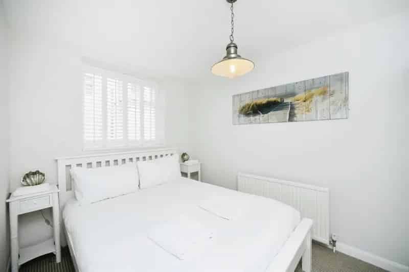 Stunning 4-Bedroom Townhouse with Modern Kitchen and Private Courtyards