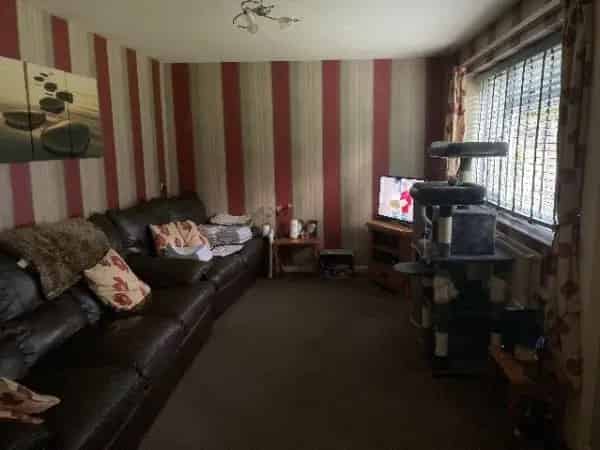 1 Bedroom Ground Floor Flat with Private Entrances and Communal Garden