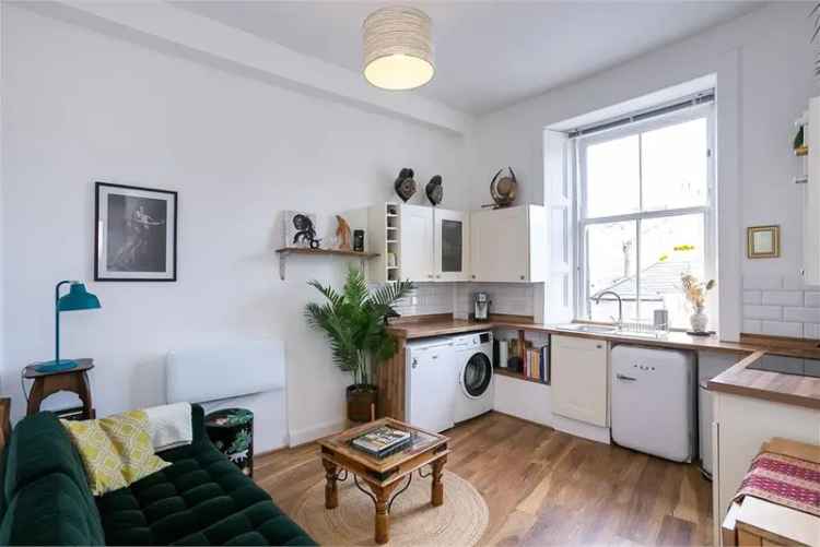 2 Bed Flat - Second Floor with 1 Reception Room