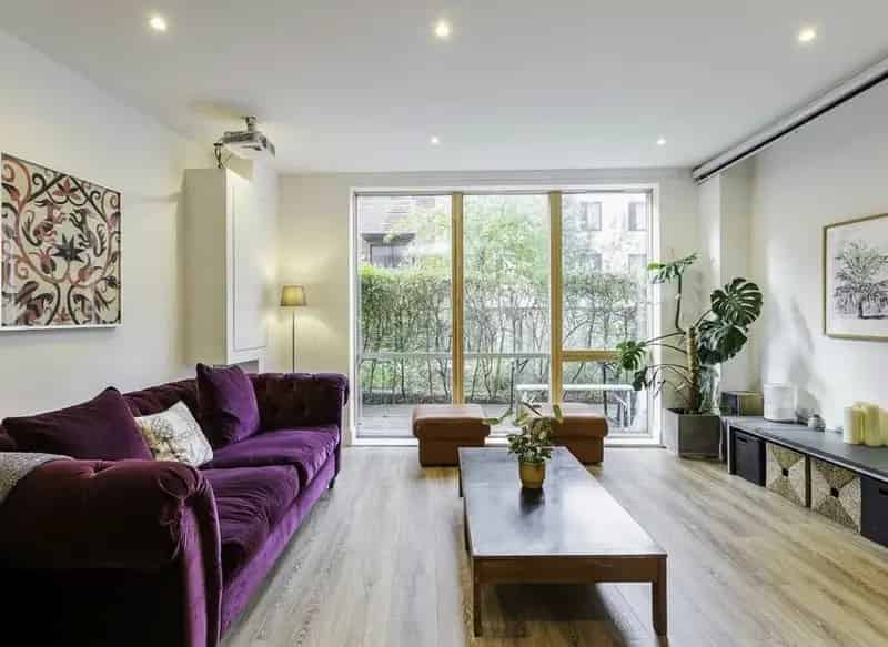 Spacious 2-Bed Split Level Flat near Devons Road DLR