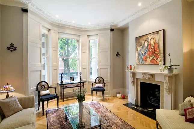 Flat to rent in Observatory Gardens, Kensington, London W8