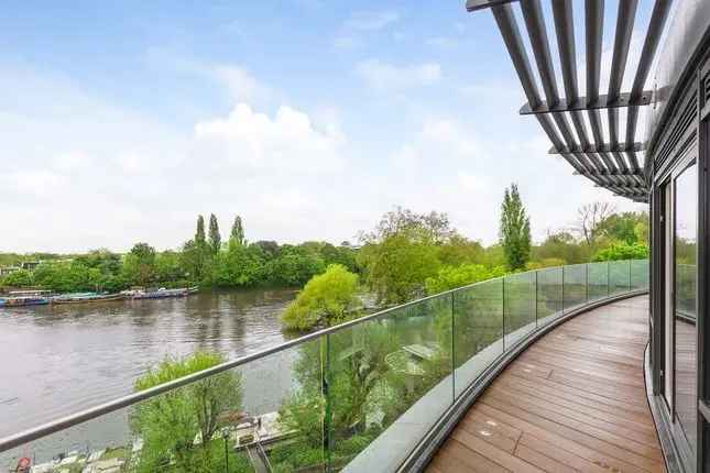 Penthouse for sale in Kew Bridge Road, Brentford TW8