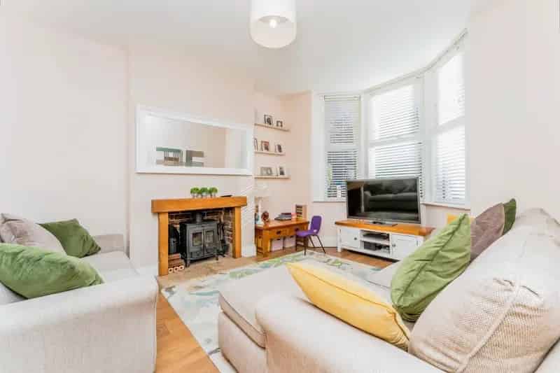 3 Bed Mid Terrace House Rushden Off Road Parking Garage