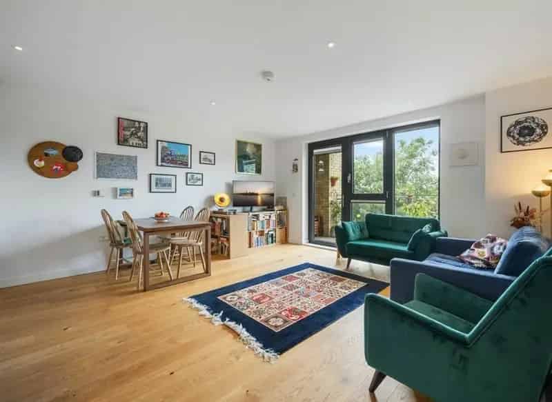 2 Bed 2 Bath Apartment Haggerston Park Modern Renovated
